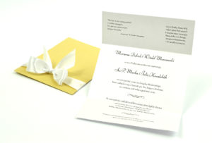 Ciekawe w formie eleganckie zaproszenia ślubne z wkładanym wnętrzem, biała wstążką oraz okładką ze złotego papieru ozdobnego. ZAP-73-59