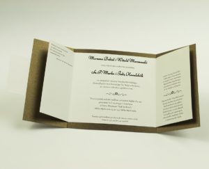Stylowe zaproszenia ślubne w kolorze brązowym, rozkładane na trzy części, z przyklejanym wnętrzem oraz motywem tekstowym. ZAP-74-81
