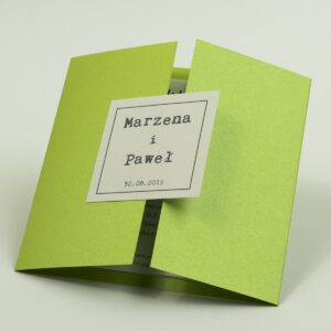 Stylowe zaproszenia ślubne w kolorze zielonym, rozkładane na trzy części, z przyklejanym wnętrzem oraz motywem tekstowym. ZAP-74-72