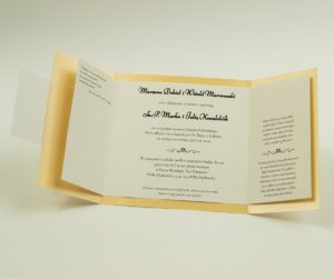 Stylowe zaproszenia ślubne w kolorze brzoskwiniowym, rozkładane na trzy części, z przyklejanym wnętrzem oraz motywem tekstowym. ZAP-74-12