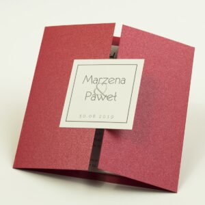 Stylowe zaproszenia ślubne w kolorze czerwonym, rozkładane na trzy części, z przyklejanym wnętrzem oraz motywem tekstowym. ZAP-74-80