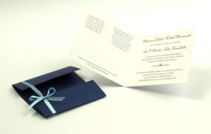 Przyciągające eleganckie zaproszenia ślubne z kwadratowym wnętrzem, wstążką koloru jasnobłękitnego i ciekawie wyciętą okładką z niebieskiego, perłowego papieru. ZAP-79-86