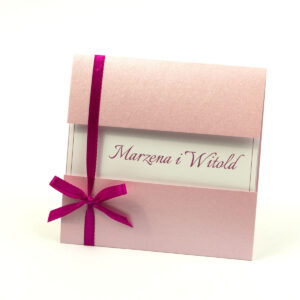 Przyciągające eleganckie zaproszenia ślubne z kwadratowym wnętrzem, wstążką w intensywnym - malinowym kolorze i ciekawie wyciętą okładką z różowego, perłowego papieru. ZAP-79-93