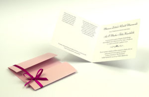 Przyciągające eleganckie zaproszenia ślubne z kwadratowym wnętrzem, wstążką w intensywnym - malinowym kolorze i ciekawie wyciętą okładką z różowego, perłowego papieru. ZAP-79-93