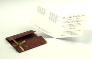 Przyciągające eleganckie zaproszenia ślubne z kwadratowym wnętrzem, wstążką koloru jasnobrązowego i ciekawie wyciętą okładką z bordowego papieru z motywem złotych róż. ZAP-79-52