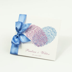 Kwadratowe zaproszenia ślubne z sercem składającym się z odcisków palców oraz z niebieską wstążką. ZAP-84-04