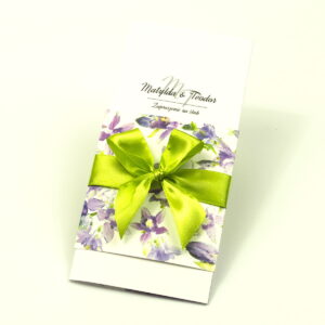 Niebanalne kwiatowe zaproszenia ślubne. Fioletowo-zielone kwiaty, pistacjowa wstążka i wnętrze wkładane w okładkę. ZAP-90-04