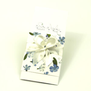 Niebanalne kwiatowe zaproszenia ślubne. Niebiesko-białe kwiaty, biała wstążka i wnętrze wkładane w okładkę. ZAP-90-10