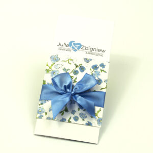 Niebanalne kwiatowe zaproszenia ślubne. Niebiesko-zielony motyw kwiatowy, niebieska wstążka i wnętrze wkładane w okładkę. ZAP-90-11