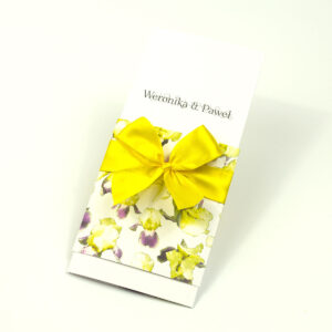 Niebanalne kwiatowe zaproszenia ślubne. Kwiaty - zółto-fioletowe irysy, żółta wstążka i wnętrze wkładane w okładkę. ZAP-90-15