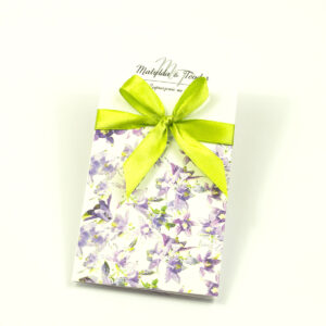 Zjawiskowe zaproszenia ślubne z fioletowo-zielonymi kwiatami, przewiązane wstążką satynowaną w kolorze pistacjowym. ZAP-92-04