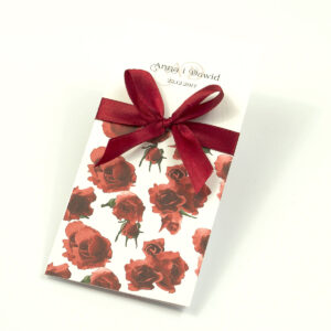 Zjawiskowe zaproszenia ślubne z czerwonymi różami, przewiązane wstążką satynowaną w kolorze bordowym. ZAP-92-06