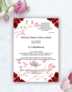 Zjawiskowe zaproszenia ślubne z czerwonymi różami, przewiązane wstążką satynowaną w kolorze bordowym. ZAP-92-06