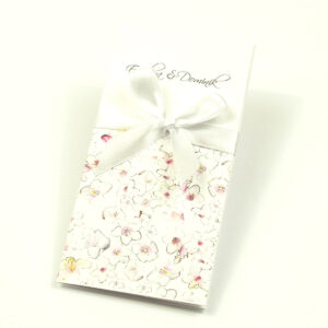 Zjawiskowe zaproszenia ślubne z różowo-białymi kwiatami, przewiązane wstążką satynowaną w kolorze białym. ZAP-92-07
