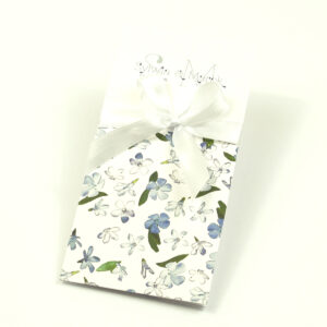 Zjawiskowe zaproszenia ślubne z niebiesko-białymi kwiatami, przewiązane wstążką satynowaną w kolorze białym. ZAP-92-10