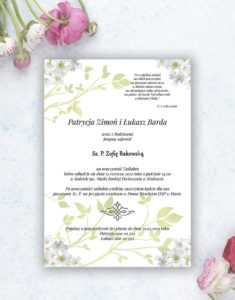 Zjawiskowe zaproszenia ślubne z pięknymi, drobnymi, jasnymi kwiatami, przewiązane wstążką satynowaną w kolorze pistacjowym. ZAP-92-12