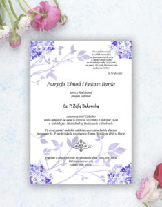 Zjawiskowe zaproszenia ślubne z fioletowymi kwiatami polnymi, przewiązane wstążką satynowaną w kolorze ciemnofioletowym. ZAP-92-17