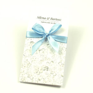 Zjawiskowe zaproszenia ślubne z białymi kwiatami kaliny, przewiązane wstążką satynowaną w kolorze błękitnym. ZAP-92-18
