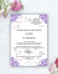 Zjawiskowe zaproszenia ślubne z kwiatami bzu, przewiązane wstążką satynowaną w różowym kolorze. ZAP-92-21