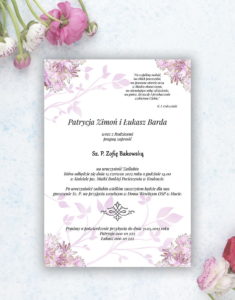 Unikatowe zaproszenia ślubne z kwiatami. Różowe kwiaty i wstążka w kolorze brudny róż. ZAP-93-09