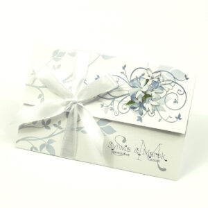 Unikatowe zaproszenia ślubne z kwiatami. Niebiesko-białe kwiaty i wstążka w białym kolorze. ZAP-93-10