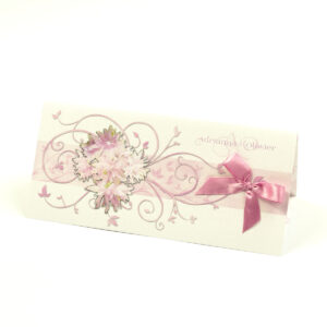 Składane na trzy części kwiatowe zaproszenia ślubne w formacie DL. Różowe kwiaty, kokardka w kolorze brudny róż i interesujący motyw ozdobny. ZAP-95-09