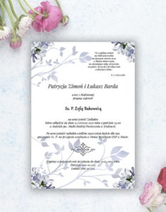 Składane na trzy części kwiatowe zaproszenia ślubne w formacie DL. Niebiesko-białe kwiaty, biała kokardka i interesujący motyw ozdobny. ZAP-95-10