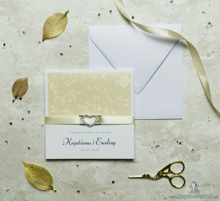 Niezwykle prestiżowe zaproszenia ślubne z kremowym papierem z tłoczonymi kwiatami, wstążką w kolorze kawa z mlekiem i klamerką w kształcie serca. ZAP-78-66 - ZaprosNaSlub