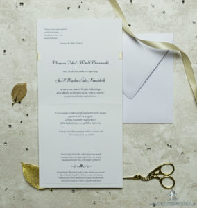 Niezwykle prestiżowe zaproszenia ślubne z kremowym papierem z tłoczonymi kwiatami, wstążką w kolorze kawa z mlekiem i klamerką w kształcie serca. ZAP-78-66