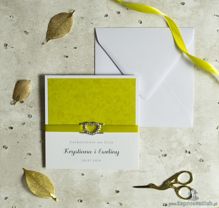 Niezwykle prestiżowe zaproszenia ślubne z jasnozielonym papierem ze złotymi liśćmi, pistacjowo-żółtą wstążką i klamerką w kształcie serca. ZAP-78-75