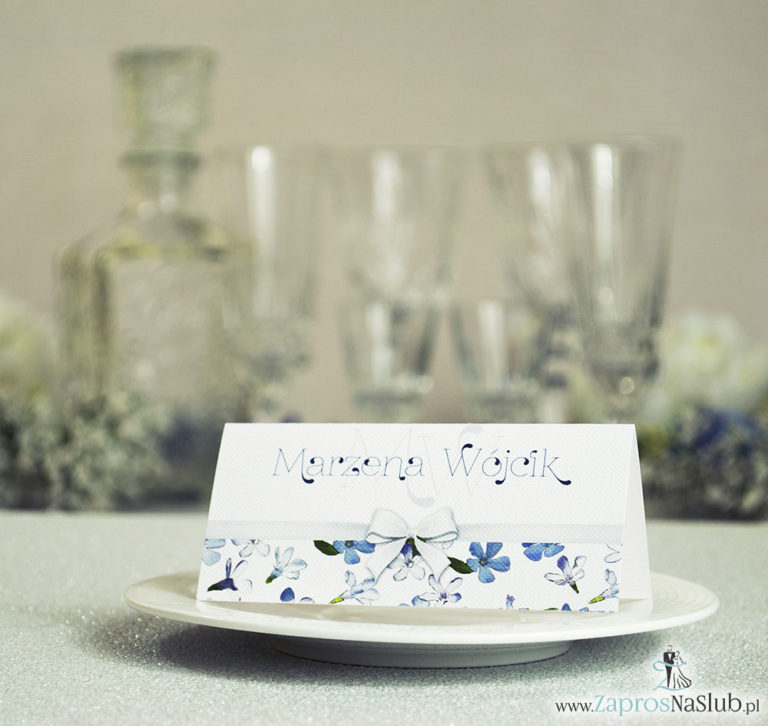 Kwiatowe winietki ślubne – składane na pół. Niebieskie i białe kwiaty z malowaną, poziomą wstążką - ZaprosNaSlub