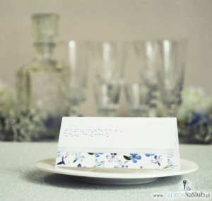 Kwiatowe winietki ślubne - składane na pół. Niebieskie i białe kwiaty z malowaną, poziomą wstążką