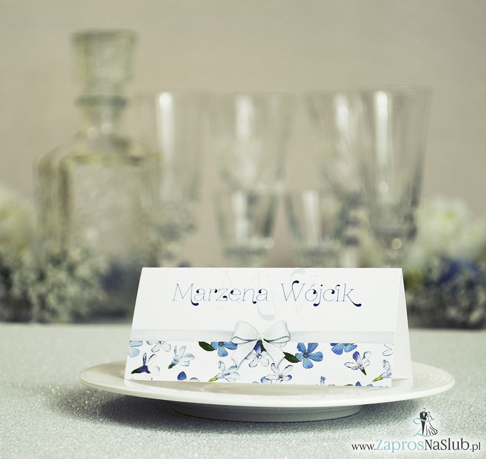 WIN-110 Kwiatowe winietki ślubne - składane na pół. Niebieskie i białe kwiaty z malowaną, poziomą wstążką - zaproszenia na ślub zaproszenie ślubne
