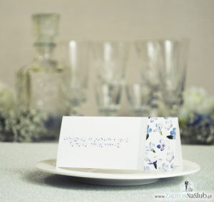 Kwiatowe winietki ślubne - składane na pół winietki. Niebieskie i białe kwiaty z malowaną, pionową wstążką