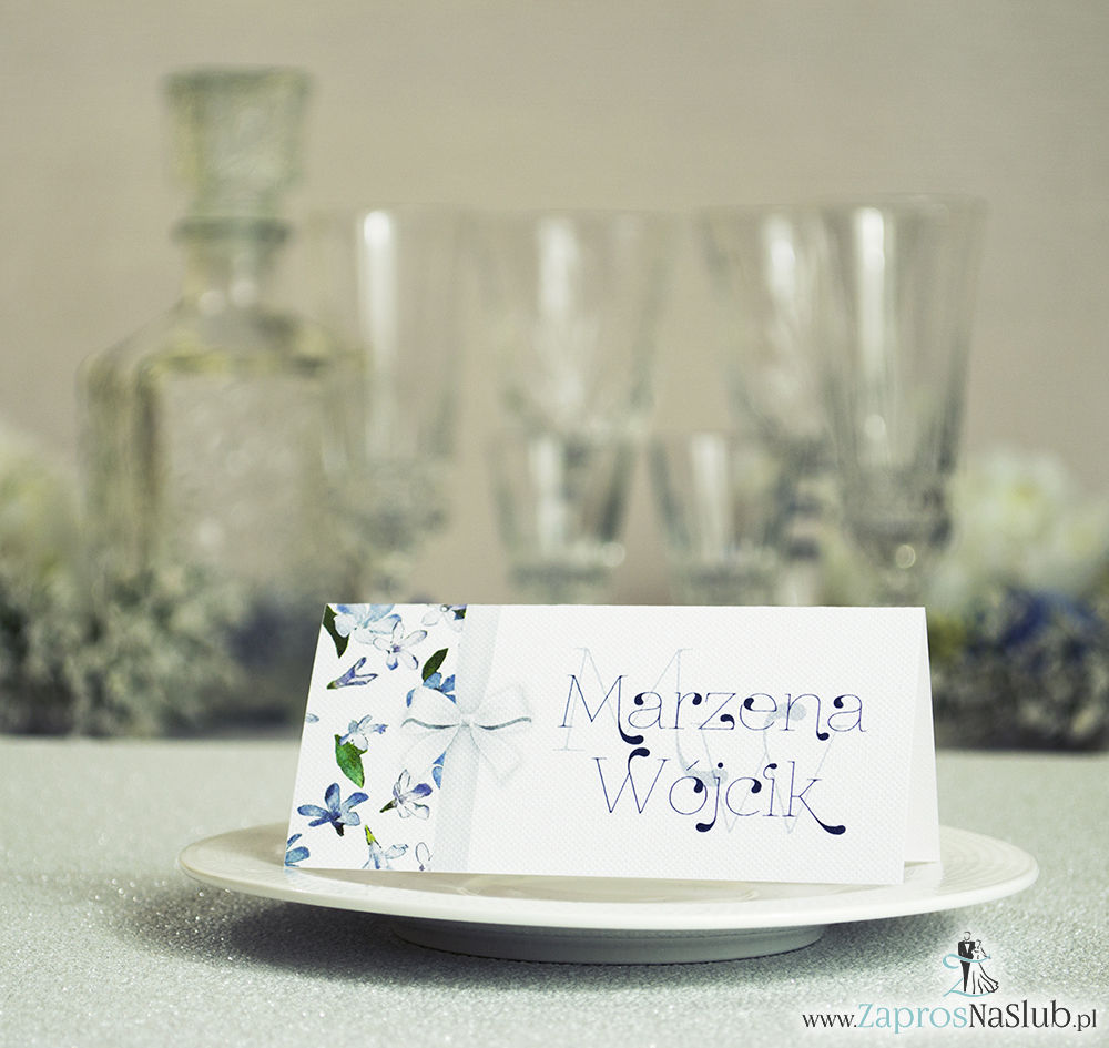 WIN-210 Kwiatowe winietki ślubne - składane na pół winietki. Niebieskie i białe kwiaty z malowaną, pionową wstążką - zaproszenia na ślub zaproszenie ślubne