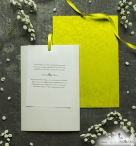 Zaproszenia ślubne w kopercie z motywem złotych liści na oliwkowym tle. ZAP-62-75