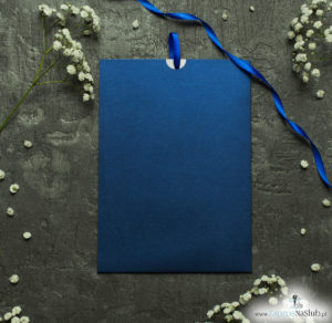 Zaproszenia ślubne w kopercie z niebieskiego, perłowego papieru. ZAP-62-86