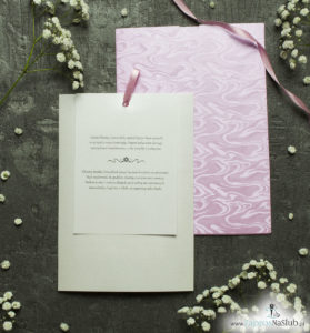 Zaproszenia ślubne w kopercie z motywem różowych słojów drzew. ZAP-62-71