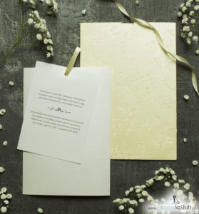 Zaproszenia ślubne w kopercie z motywem kremowych, wytłaczanych kwiatów. ZAP-62-66