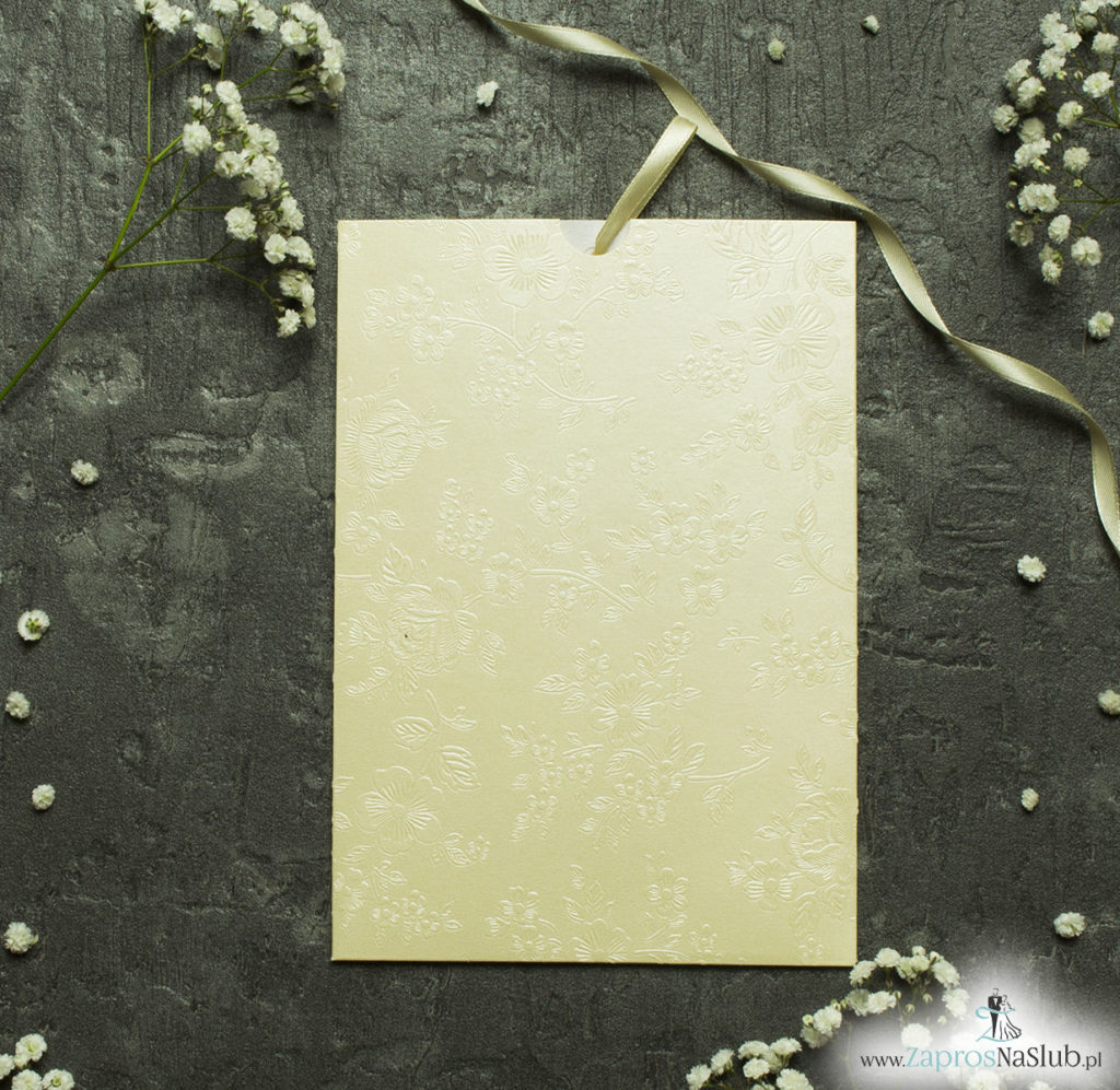 Zaproszenia ślubne w kopercie z motywem kremowych, wytłaczanych kwiatów. ZAP-62-66