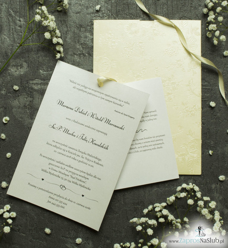 Zaproszenia ślubne w kopercie z motywem kremowych, wytłaczanych kwiatów. ZAP-62-66 - ZaprosNaSlub