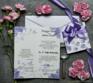 Niebanalne kwiatowe zaproszenia ślubne. Fioletowe kwiaty dzwonków, jasnofioletowa wstążka i wnętrze wkładane w okładkę. ZAP-90-02