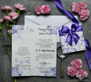 Niebanalne kwiatowe zaproszenia ślubne. Fioletowe kwiaty polne, ciemnofioletowa wstążka i wnętrze wkładane w okładkę. ZAP-90-17
