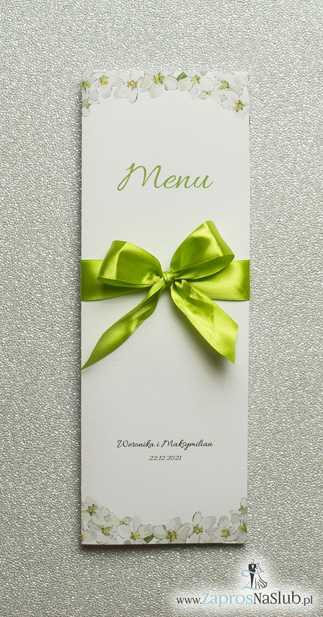 Kwiatowe menu weselne – składane na pół menu z kwiatami jabłoni oraz zieloną wstążką - ZaprosNaSlub