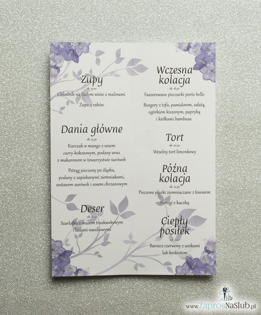 Kwiatowe menu weselne - składane na pół menu z kwiatami dzwonków oraz fioletową wstążką
