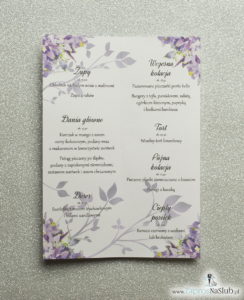 Kwiatowe menu weselne - składane na pół menu z fioletowo-zielonymi kwiatami oraz pistacjową wstążką