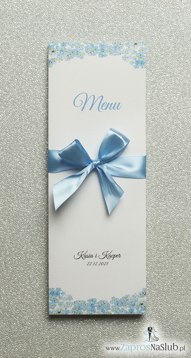 Kwiatowe menu weselne – składane na pół menu z kwiatami niezapominajki oraz błękitną wstążką - ZaprosNaSlub