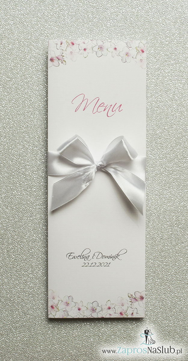 Kwiatowe menu weselne - składane na pół menu z różowo-białymi kwiatami oraz białą wstążką