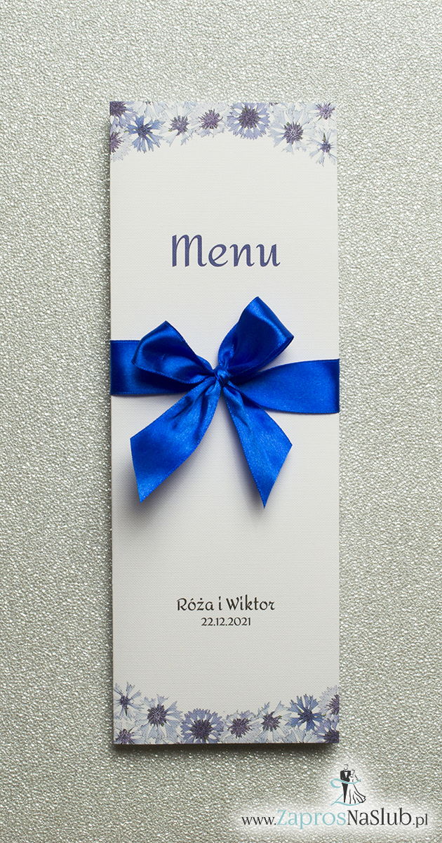 Kwiatowe menu weselne – składane na pół menu z motywem kwiatów chabrów oraz ciemnoniebieską wstążką - ZaprosNaSlub