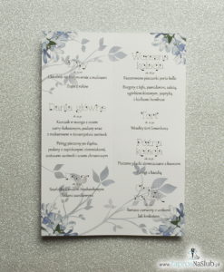 Kwiatowe menu weselne - składane na pół menu z niebiesko-białymi kwiatami oraz białą wstążką